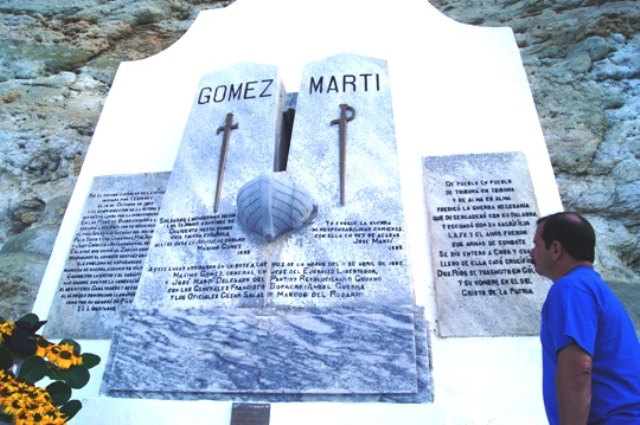 Fernando en Playitas de Cajobabo, por donde desembarcó José Martí y Máximo Gómez, el 11 de abril de 1985. Foto: Del autor