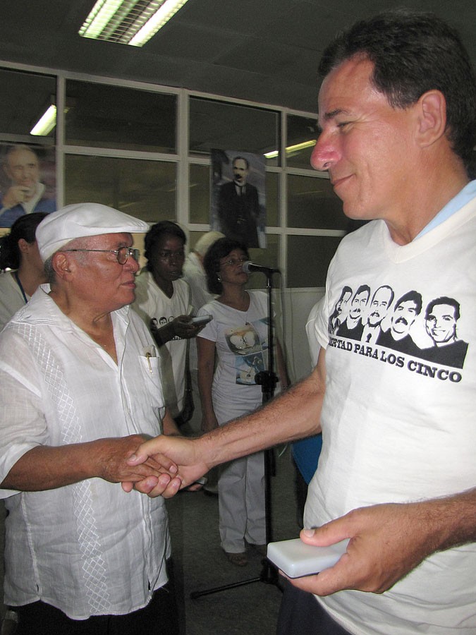 Pedro Ross Leal felicitó a los condecorados por el Día del trabajador marítimo-portuario. Foto: Gabriela López