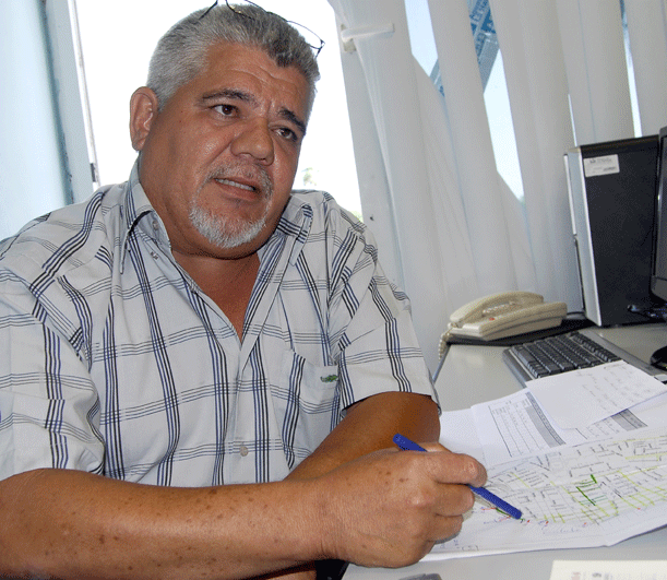 “La población beneficiada en este año es de 4 mil 504 habitantes, principalmente de los consejos populares Catedral, Plaza Vieja, Belén, San Isidro y Jesús María”, apuntó el ingeniero Humberto González, subdirector de Construcciones Hidráulicas de Aguas de la Habana. Foto: Heriberto González Brito