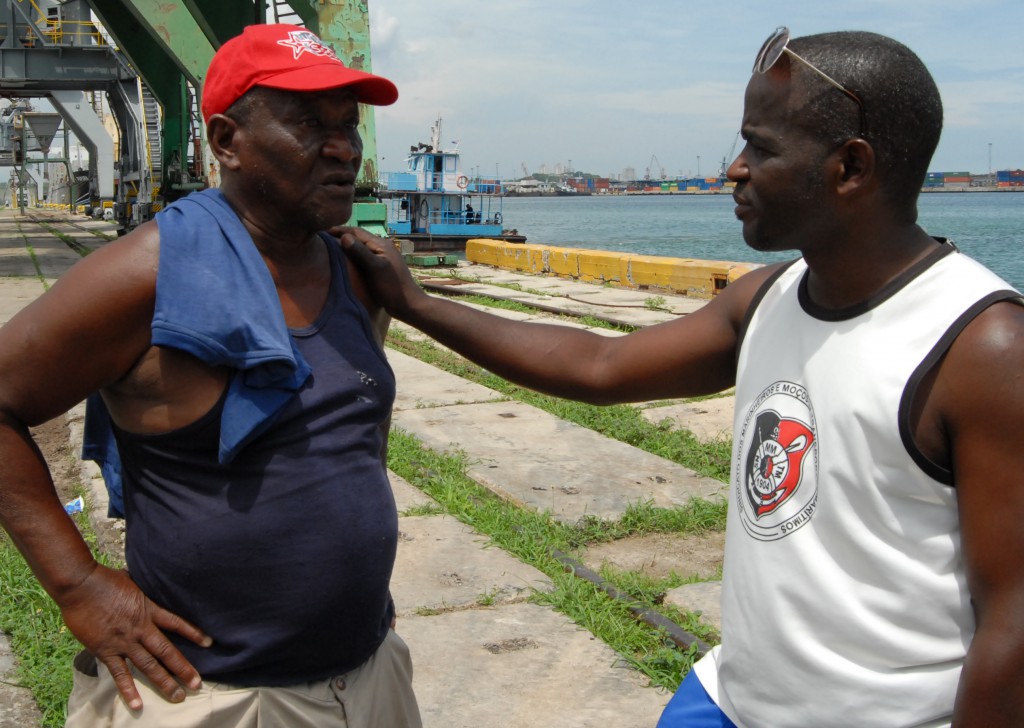 Pedro Rodríguez (a la izquierda) y Arnaldo Bavastro ponen toda su experiencia en el quehacer cotidiano.Foto: Heriberto González Brito