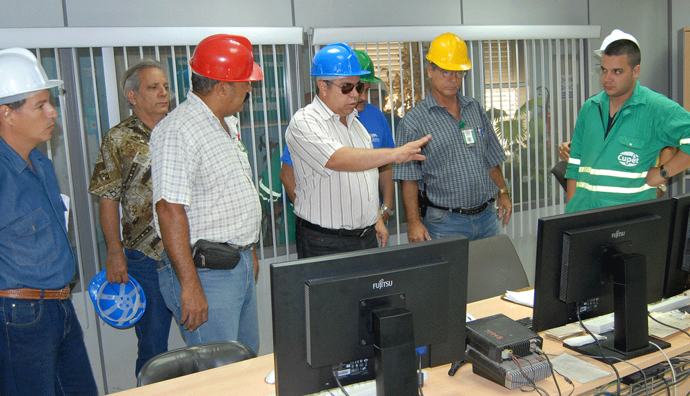 En la Refinería Ñico López Ulises Guilarte De Nacimiento, secretario general de la CTC, conoció detalles del accionar de la empresa en aras de aumentar el ritmo de implementación de las medidas económicas dictadas en el país. Foto: Heriberto González