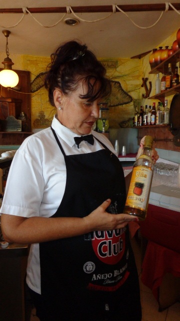 Desde el bar Caribe, en Brisas del Caribe, Lázara García sustituye importaciones. | foto: Noryis
