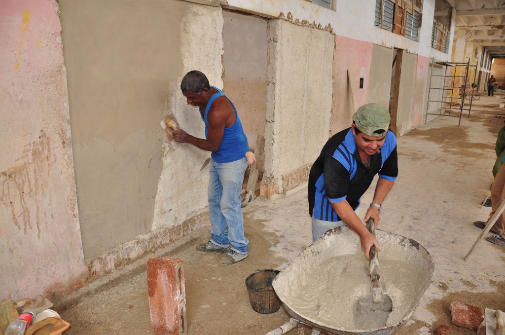 Trabajadores de la UEB de Mantenimiento Constructivo de Güira laboran en la terminación de cátedras docentes y gimnasios de la EIDE Julio Díaz, en saludo al 26 de julio. Foto: Humberto Lister