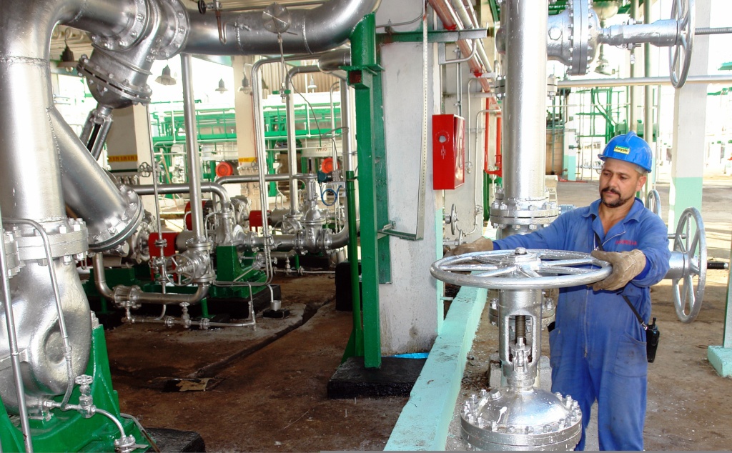 La preparación y responsabilidad de los trabajadores influye decisivamente en el favorable comportamiento de la seguridad y salud en la refinería de petróleo de Cienfuegos. | foto: Isel Morfa Ballona (Cuvenpetrol S.A)