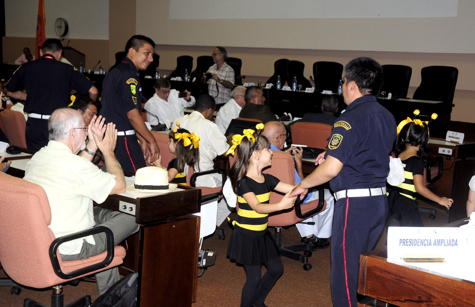 Miembros de la popular compañía de teatro infantil cubana La colmenita dieron una cálida bienvenida a los participantes del IX Congreso Internacional sobre Desastres.│fotos: Roberto Carlos Medina