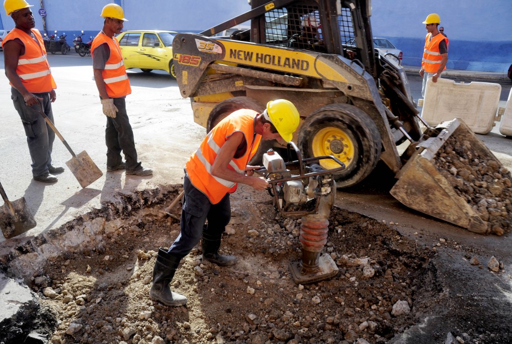 Aguas de la Habana debe rehinchar, compactar el hueco y agregarle el hormigón hasta un determinado nivel, después entra Viales y añade el asfalto. Foto: Roberto Carlos Medina