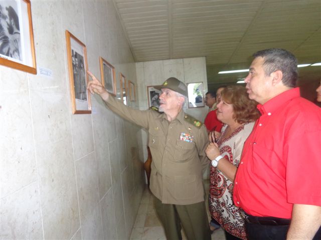 Ramiro Valdés, Ulises Guilarte y Aleidita recorrieron la exposición fotográfica que se expone en el Conjunto Escultórico Ernesto Guevara.