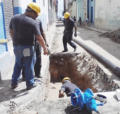 El sistema del topo posibilita que solo se hagan perforaciones en aquellos lugares donde están las acometidas. Foto: Ariadna Pérez
