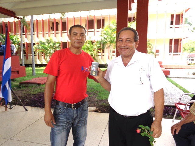 Los laureados muestran júbilo.