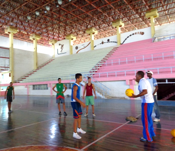 Ante las inclemencias del tiempo, el voleibol de playa encuentra refugio en la polivante. Fotos: Jorge Pérez Cruz
