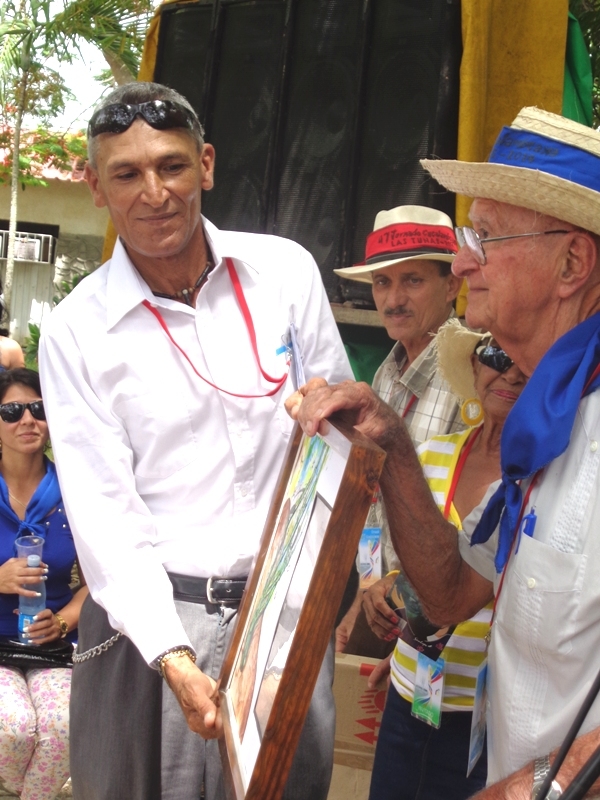 Miguel Mariano (a la izquierda), uno de los poetas premiados. 