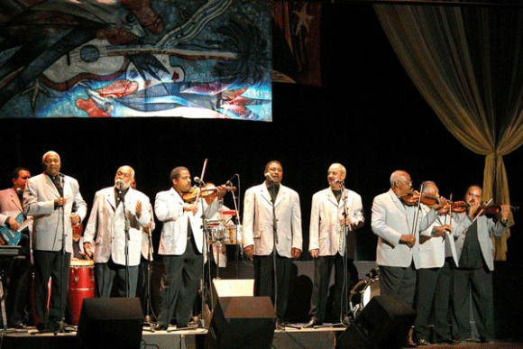 La Orquesta Aragón es una charanga fundada en Cienfuegos, en 1939, por Orestes Aragón Cantero con el nombre de Rítmica 39; luego se llamó Rítmica Aragón y finalmente Orquesta Aragón. No solo es popular por interpretar el son, sino también es inspiradora del mambo.