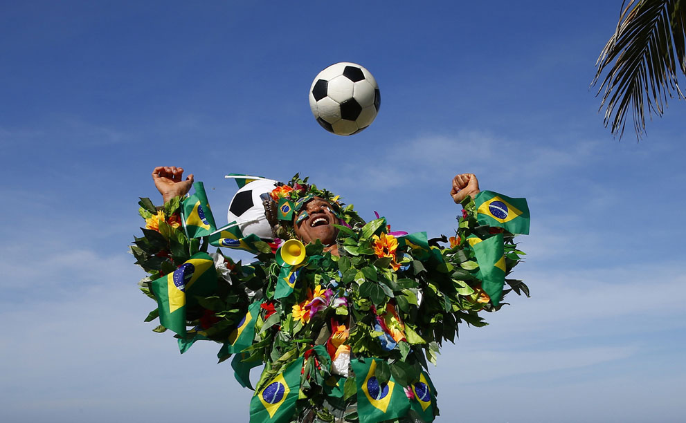 Un fanático brasileño juega con un balón en una playa de Rio de Janeiro el 8 de junio de 2014.  Foto: Reuters/Eddie Keogh.