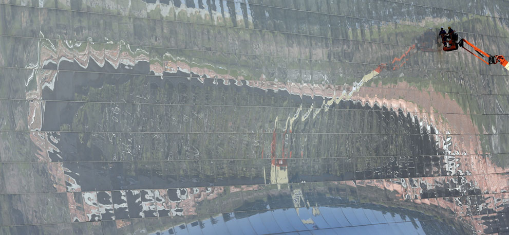 Obreros trabajan en la construcción del Estadio Arena de Sao Paulo, una de las sedes de la Copa del Mundo de 2014, en el barrio de Sao Paulo de Itaquera, el 15 de marzo de 2014. Foto: Reuters / Paulo Whitaker.