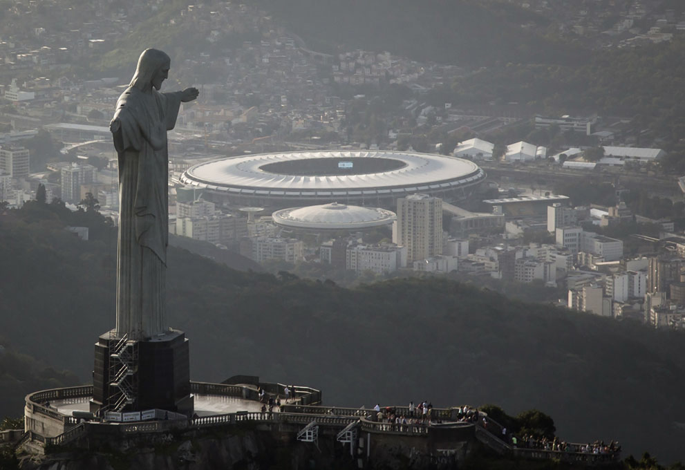 Una vista aérea del estadio de Maracaná, detrás la estatua de Cristo Redentor Río de Janeiro, el 13 de mayo de 2014. Foto: AP Photo/Felipe Dana, File.