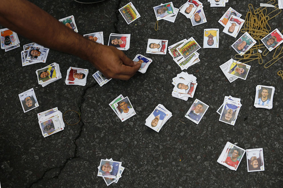 Un hombre intercambia pegatinas para el álbum de cromos oficial de la Copa Mundial de la FIFA 2014 en el Estadio Azteca, en la Ciudad de México el 7 de junio de 2014. La editorial italiana Panini ha publicado el álbum de cromos de todas las Copas Mundiales desde el torneo de 1970 en México. Foto: Reuters / Bernardo Montoya.