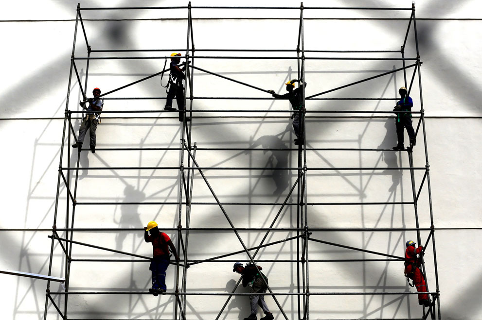 Trabajadores en un andamia fuera  del estadio Maracaná en Río de Janeiro el 6 de junio de 2014. Foto: Reuters/Tont Gentile
