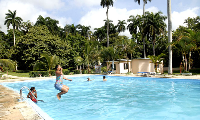 En medio de una gran arboleda se ubica la piscina de la instalación los Naranjos, del municipio de Ciro Redondo. (Foto: Nohema Díaz Muñoz)
