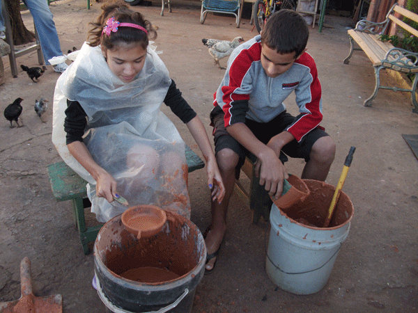 El esfuerzo de los instructores de arte en Minas de Matahambre propicia que los niños desarrollen habilidades con diversos materiales, entre estos el barro. Foto: Aleyda Crespo
