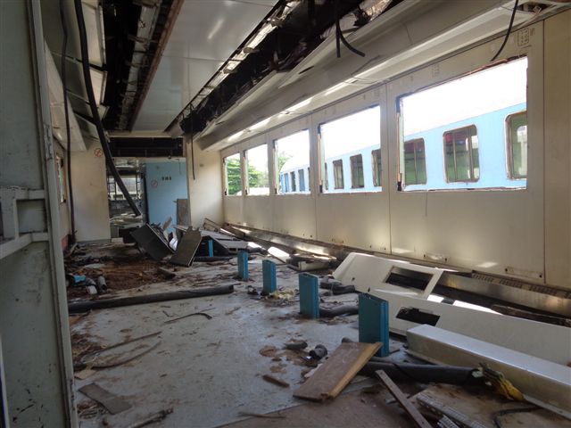 Los coches motores llegan en estas condiciones de deterioro al taller de Caibarién. Foto: Lourdes Rey