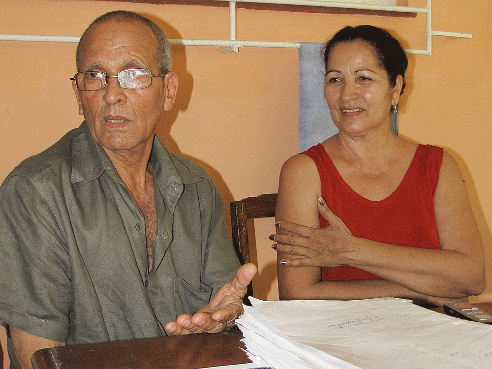 Adrián Almarales Vega lleva dos años en el taller y ahí aprendió todo lo que sabe de El empeño de Víctor Cortina y Nerta María Betancourt, su esposa, han hecho de Decoram un negocio familiar exitoso. Foto: Gabriela López Dueñas.