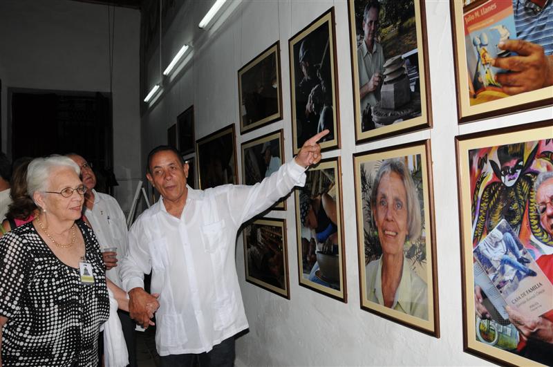 Mirta Rodríguez, madre de Antonio Guerrero, Héroe de la República de Cuba, deleitó también las obras de Raúl Abreu. Foto: Vicente Brito.