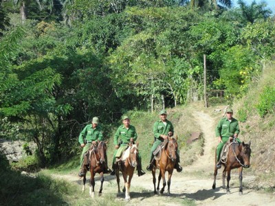 Los guardabosques recorren las montañas para mantener a salvo el patrimonio natural. (Foto: Vicente Brito)