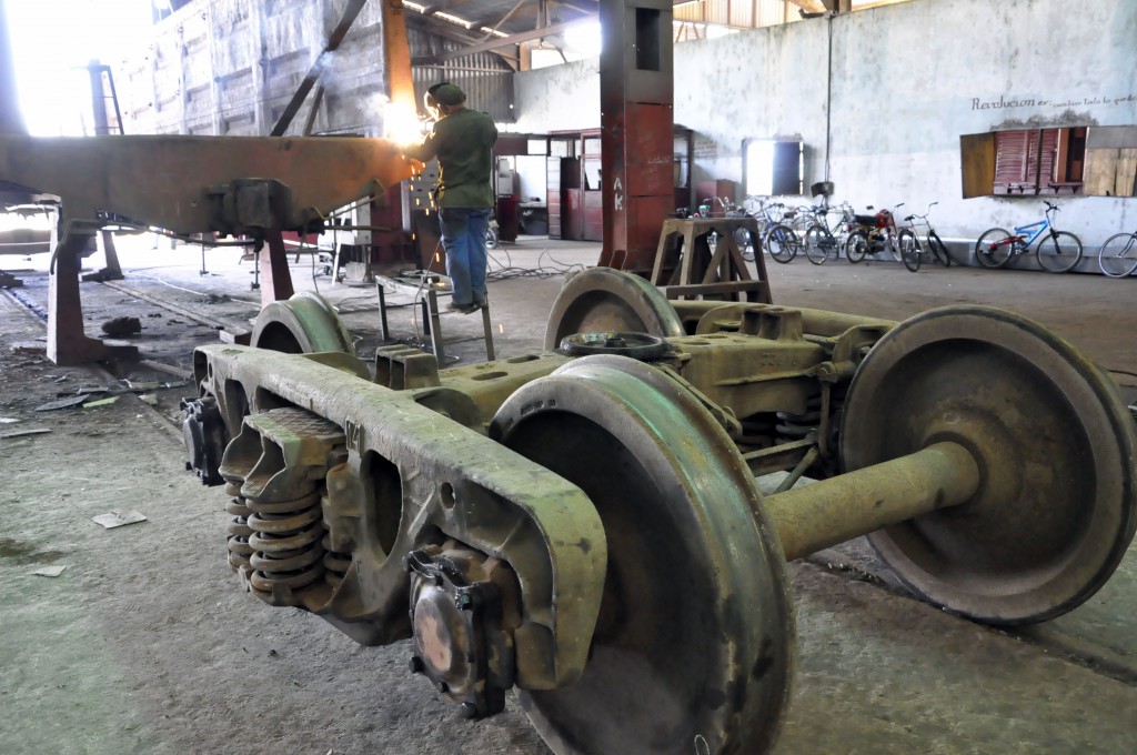 Los hombres que trabajan en estos talleres, que fueron conocidos como uno de los mejores de América Latina, innovan parte de las piezas necesarias en la reparación de los equipos. Foto: Otilio Rivero Delgado