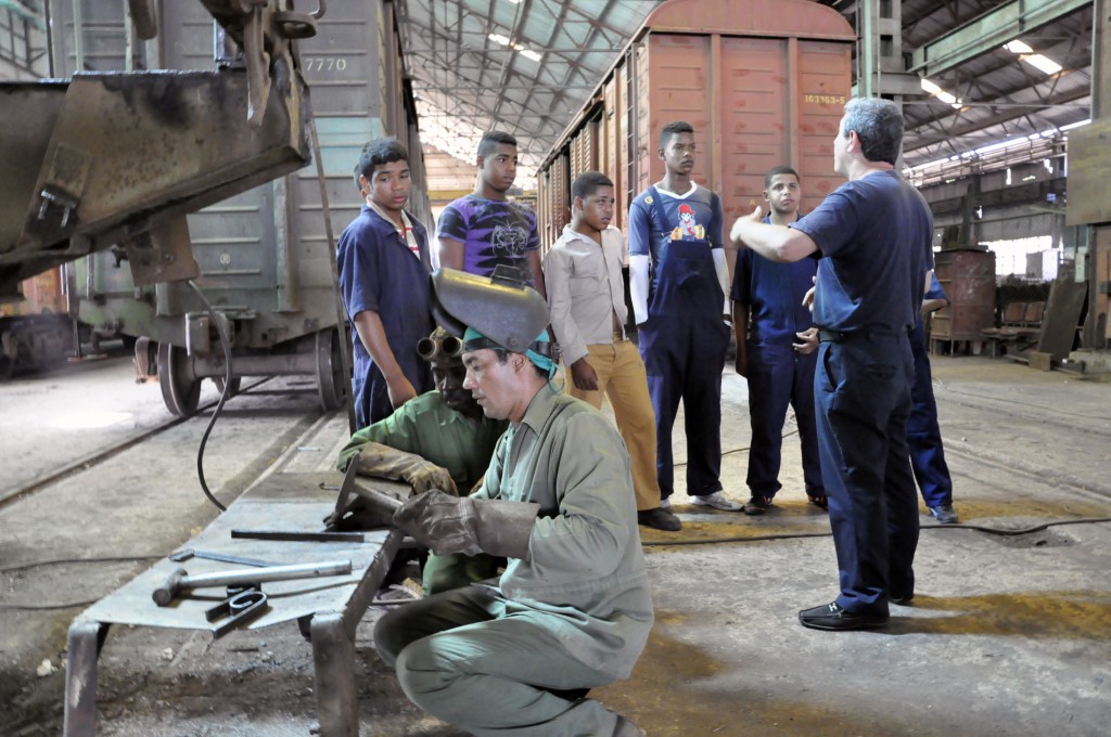 Los institutos politécnicos de la provincia preparan el relevo, pero los jóvenes no desean permanecer en la UEB Talleres Ferroviarios porque “como cuenta propia ganamos más”