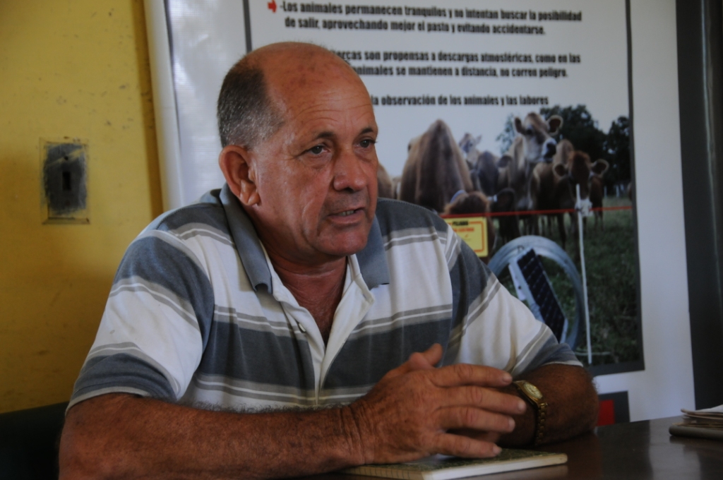 Jesús Cruz González, especialista de producción de leche en la Empresa Rectángulo, asegura que el guajiro ha ganado en cultura y sabe de la importancia de entregar leche de primera.