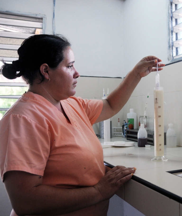 Las pruebas que se hacen en los laboratorios de los puntos de enfriamiento permiten que los campesinos sepan de inmediato cómo está la leche que entregan día a día.
