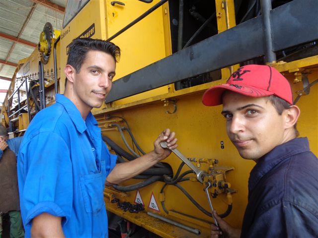 Dos jóvenes ingenieros hacer funcionar una mole de hierro que ayudará a la productividad de Solcar.