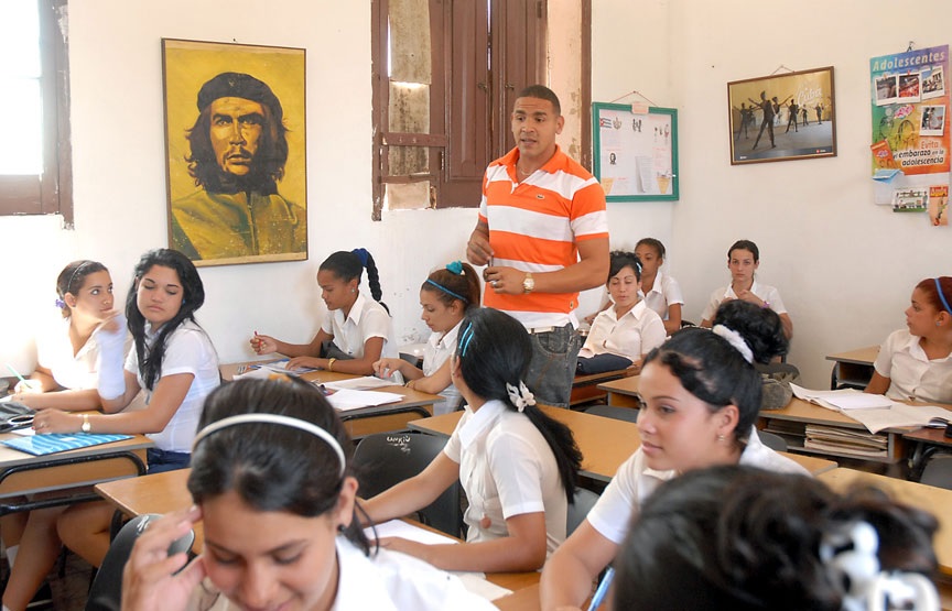 Luego de varios años de haberse interrumpido, la formación de maestros con nivel medio superior, retomó su quehacer en septiembre del 2010.