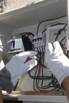 Desde el 2009 se sustituyen metrocontadores obsoletos por tecnología digitalizada. Foto: Vicente Brito.