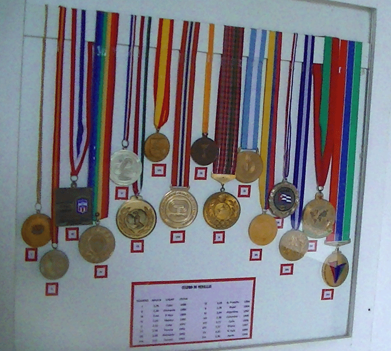 El medallero de Javier Sotomayor se encuentra entre las numerosas piezas del museo sobre la vida deportiva del Príncipe de las Alturas.