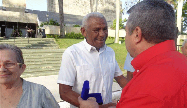 Ulises Guilarte De Nacimiento entregó el sello Aniversario 75 de la CTC a colectivos y trabajadores destacados.