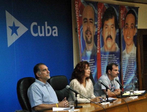 Los Héroes de la Republica de Cuba, Rene González (I), y Fernando González (D), durante la Videoconferencia entre La Habana y Washington, sobre los Cinco Héroes, al centro la moderadora Irma Shelton, en el ministerio de Relaciones Exteriores de Cuba (MINREX), en La Habana, el 10 de junio de 2014. AIN Foto: Marcelino Vázquez Hernández