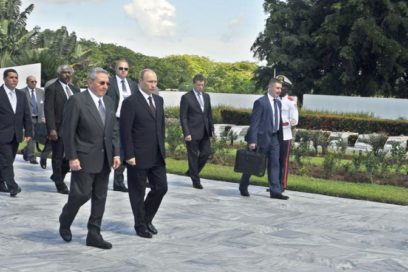 Raúl y Putin depositan ofrenda floral en Memorial al Soldado Internacionalista Soviético