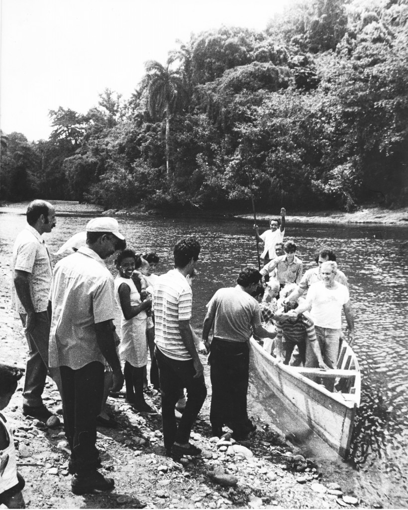 Lanuza, a mediados de los años 80, con integrantes de la Ópera Nacional de Cuba, al atravesar el río Toa, en las montañas de Baracoa, Guantánamo, en camino hacia Quiviján, apartado sitio de aquella geografía.