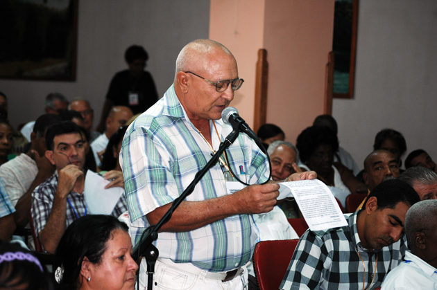 Luis Rivera de la Empresa Constructora de Obras de Ingeniería número 5 señaló que “no aparecen puntos de la Anir en los secretariados de los sindicatos municipales e incluso hay quienes no tienen representantes de los aniristas”. Fotos: César A. Rodríguez