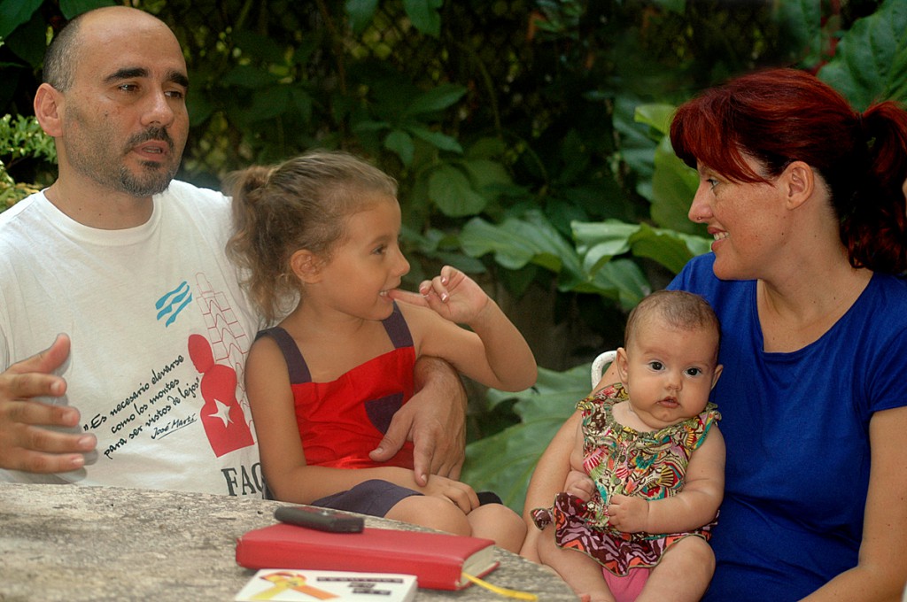 Al ponerles los nombres de Haydée y Melba a las niñas “pensamos que así tendríamos a las dos heroínas del Moncada en nuestra pequeña casa”, manifiesta David Rodríguez Fernández. | foto: César A. Rodríguez