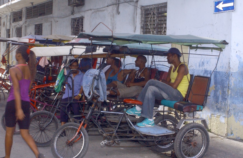 La afiliación entre los cuentapropistas hay que afianzarla mucho más. Un ejemplo de ello es la labor a realizar con los que manejan los bicitaxis. Foto: César A. Rodríguez