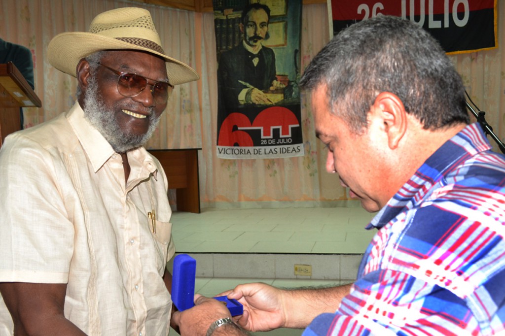 Entrega Ulises Guilarte De Nacimiento sello 75 Aniversario de lña CTC a el expedicionario del Granma, Agustín Díaz Cartaya. Foto: Eddy Martín