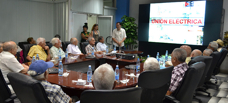 Moncadistas y expedicionarios del GRanma visitaron la sede de la Unión Eléctrica (UNE) cuyos directivos ofrecieron una panorámica del objeto social de la entidad y recorrieron el Despacho Nacional de Carga, desde donde se fiscaliza el comportamiento del sistema eléctrico nacional. Foto: Eddy Martin
