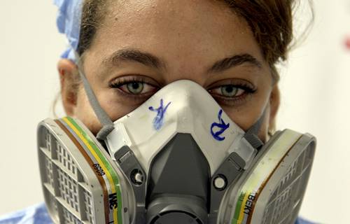 Gissel Saldívar, técnico en química, supervisa las placas para las tiras reactivas en el área de impresión de la Planta de Biosensores, del CIE, de La Habana. Foto: Cubadebate