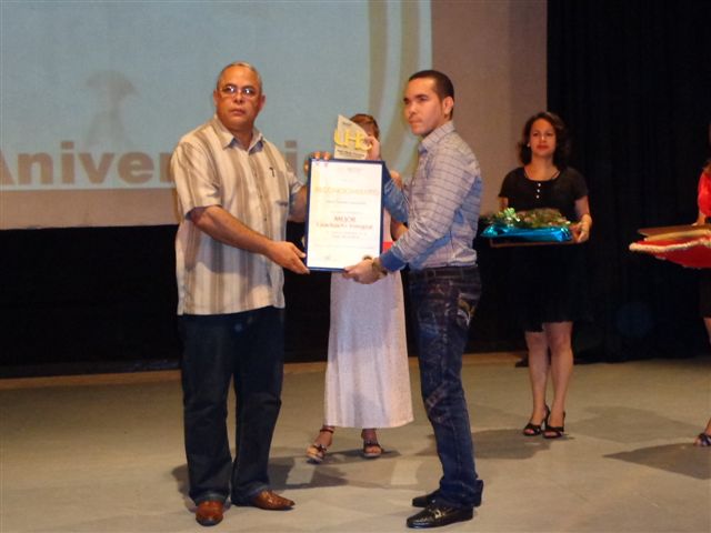 Yasel Toledo recibió el diploma de Mejor Graduado Integral de manos de Luís Torres Iríbar, primer secretario del Partido Comunista en la provincia. Foto: Del autor