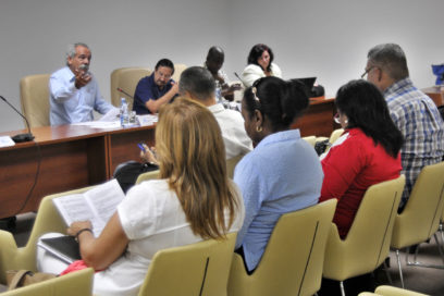 Reconocen diputados cubanos beneficios de incremento salarial en el sector de la salud