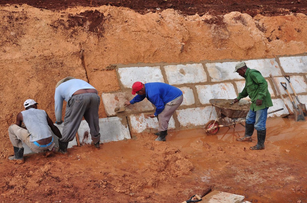 Avanza la construcción del canal de drenaje en la calle 58 de la capital provincial, con un impacto muy favorable entre la población. Foto: Humberto Lister