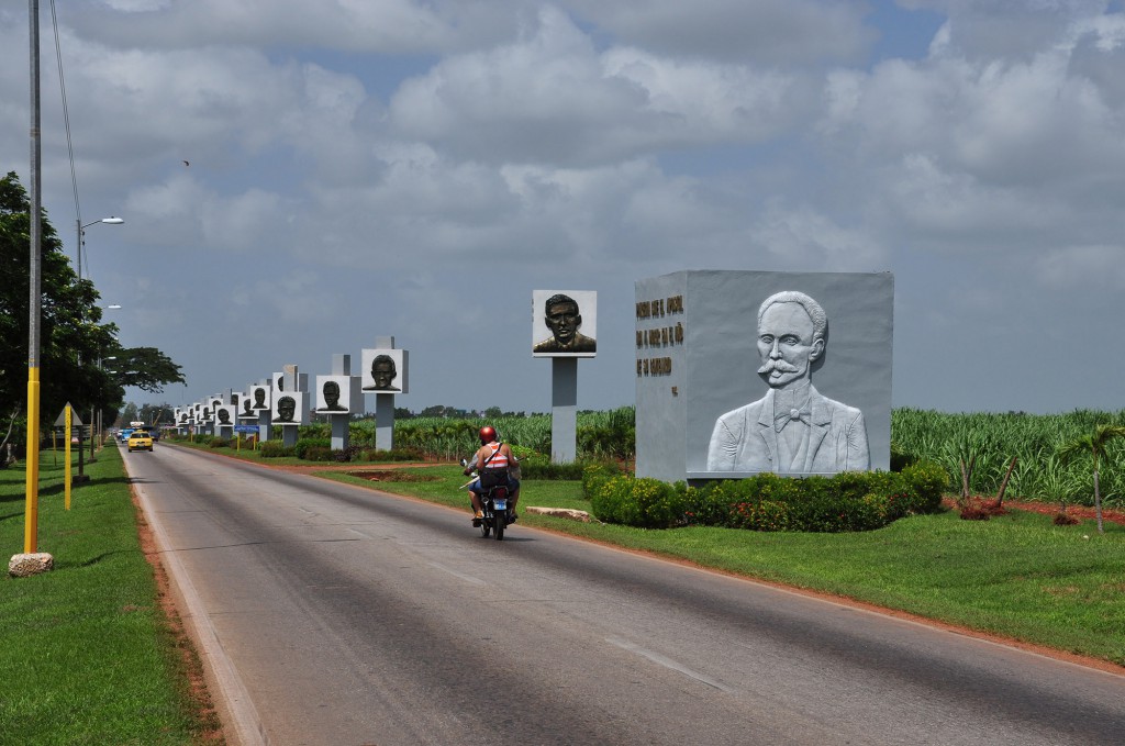 Las imágenes de aquellos que no dejaron morir al Apóstol en el año de su centenario presiden la entrada a Artemisa. Foto: Humberto Lister