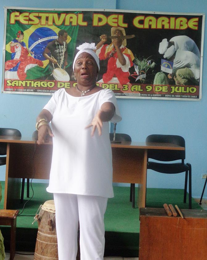 La actriz Fátima Paterson actuó durante la apertura del centro de prensa y fue homenajeada además como una de las personalidades santiagueras fundadoras del Festival del Caribe. Fotos: Betty Beatón